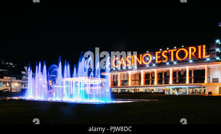 Fassade des Casino Estoril mit bunten Brunnen Show am Abend, eines der größten Casinos in Europa und eine Inspiration für Ian Fleming's 007 Stockfoto