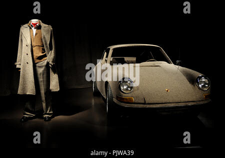 Ein Porsche Sportwagen vollständig mit Tweed in der 'Moi Veronique Branquinho Toute Nue ' Ausstellung im Modemuseum Antwerpen (Belgien, 12 Stockfoto