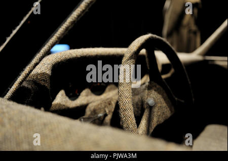 Ein Porsche Sportwagen vollständig mit Tweed in der 'Moi Veronique Branquinho Toute Nue ' Ausstellung im Modemuseum Antwerpen (Belgien, 12 Stockfoto