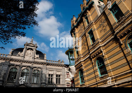 Das Jugendstilhaus 'De Vijf Continenten' und Barok stil Tolkenschool Fassade in Antwerpen (Belgien, 20/09/2009) Stockfoto