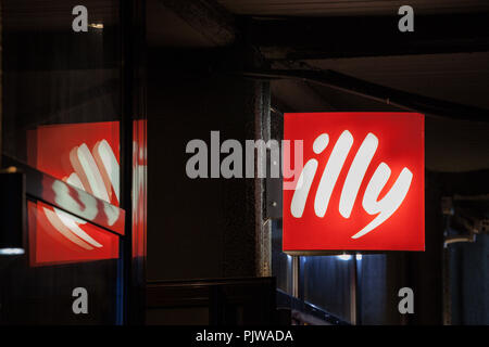 Belgrad, Serbien - 3. SEPTEMBER 2018: Illy Caffe Logo auf einem Cafe Bar von Belgrad beleuchtet, im Laufe des Abends. Illy ist einer der größten Kaffeeproduzenten o Stockfoto