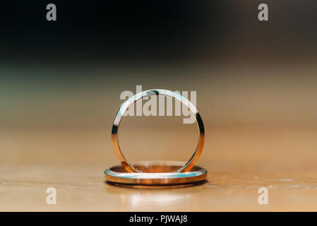 Nahaufnahme Foto, Hochzeit Ringe mit Bokeh und klaren Hintergrund Stockfoto