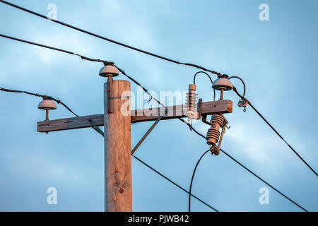 Detailbild von Stromleitungen an einem Strommast in Sag Harbor, ny Stockfoto