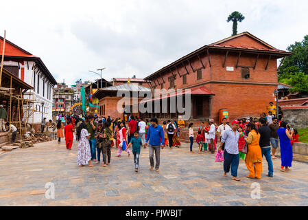 Pashupatinath, Nepal - Juli 17, 2018: Blick über Pashupatinath, einem berühmten und heiligsten hinduistischen Tempel Komplex, am Ufer des Flusses Bagmati Stockfoto