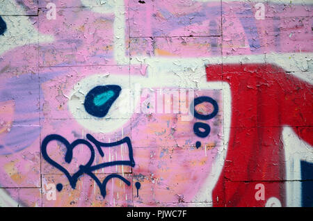 Ein Fragment von Graffiti Zeichnung mit Konturen, angewandt auf die Wand mit Hilfe von Dosen mit Aerosol Farben über den farbigen Füllen von Bereichen. Backgroun Stockfoto