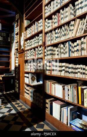 Innerhalb der historischen Bibliothek des 'Cisterzienzerabdij' Saint-Bernard Zisterzienserabtei in Bornem (Belgien, 22/12/2009) Stockfoto