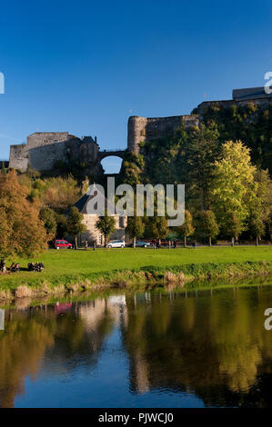 Die Semois und das Schloss von Gottfried von Bouillon, in Bouillon (Belgien, 23/10/2011) Stockfoto