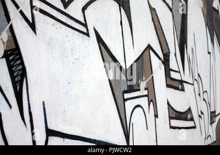 Die alte Mauer, in Farbe graffiti Zeichnen mit Aerosol Farben gemalt. Hintergrundbild auf dem Thema der Zeichnung Graffiti und Street Art Stockfoto