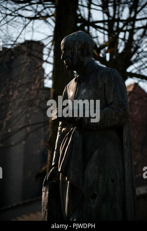 Statue der Dichter Guido Gezelle in Brügge (Belgien, 21/03/2009) Stockfoto