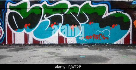 Ein Fragment von Graffiti Zeichnung mit Konturen, angewandt auf die Wand mit Hilfe von Dosen mit Aerosol Farben über den farbigen Füllen von Bereichen. Backgroun Stockfoto