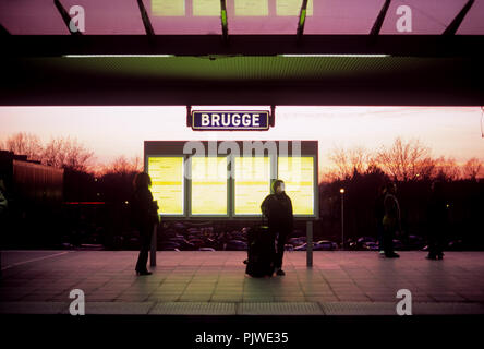 Die Menschen warten auf die Plattform in der Nmbs Bahnhof Brügge (Belgien), 27/01/2008 Stockfoto