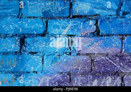Die Struktur der alten Mauer, in Blau und Lila Farben mit achtlos spaced weißen Tropfen und Spritzer, dass die Sterne in der äußeren Visualisieren lackiert Stockfoto