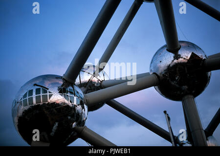 Das Atomium bei der Restaurierung, Brüssel, Belgien, 17/08/2005 Stockfoto