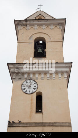 Dieser Glockenturm aus dem 13. Jahrhundert, ursprünglich erbaut als Wachturm können gegenüber der Kirche San Lorenzo in Manarola gefunden werden Stockfoto