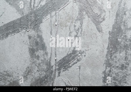 Hintergrundbild mit einer Betonwand, in glänzendem Silber mit Aerosol Chrom bemalt vernickelt Lackierung für Zeichnung Graffiti Stockfoto