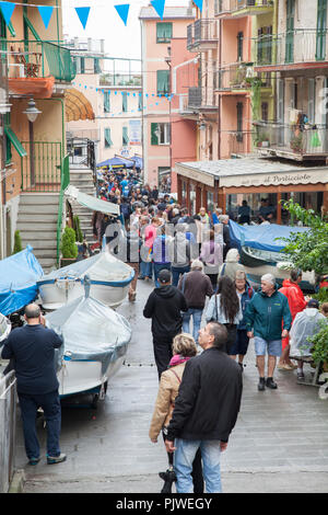 Straßen von Manarola, Italien überfüllt mit Touristen während der Sommermonate Stockfoto