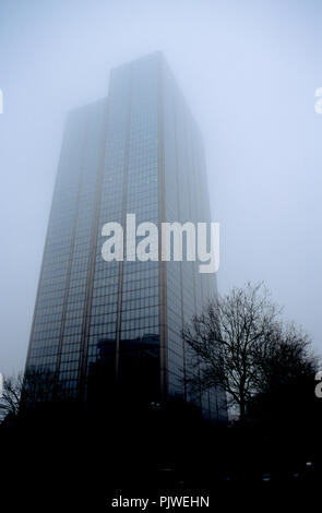 Der Blaue Turm an der Avenue Louise in Ixelles, Brüssel (Belgien, 10/02/2005) Stockfoto