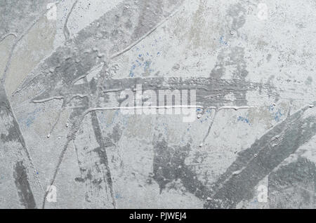 Hintergrundbild mit einer Betonwand, in glänzendem Silber mit Aerosol Chrom bemalt vernickelt Lackierung für Zeichnung Graffiti Stockfoto