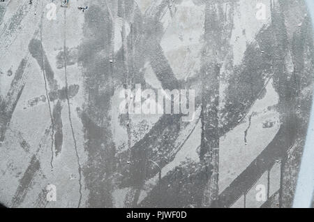 Hintergrundbild mit einer Betonwand, in glänzendem Silber mit Aerosol Chrom bemalt vernickelt Lackierung für Zeichnung Graffiti Stockfoto