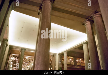 Die Galeries Royales Saint-Hubert in Brüssel Zentrum bei Nacht mit Weihnachtsschmuck (Belgien, 10/12/2002) Stockfoto