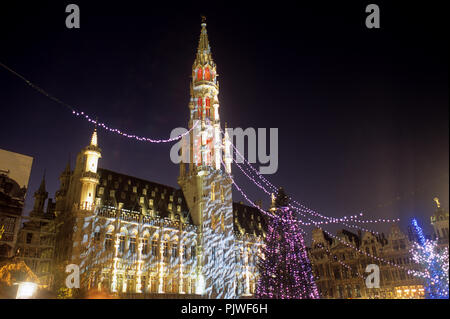 Das Hôtel de Ville, Rathaus der Stadt Brüssel am Grand Place während der Weihnachten Ton- und Licht Show (Belgien, 15/12/2007) Stockfoto