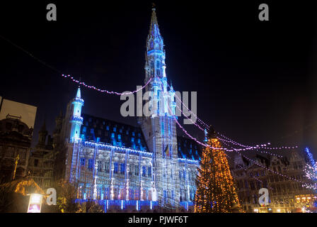 Das Hôtel de Ville, Rathaus der Stadt Brüssel am Grand Place während der Weihnachten Ton- und Licht Show (Belgien, 15/12/2007) Stockfoto