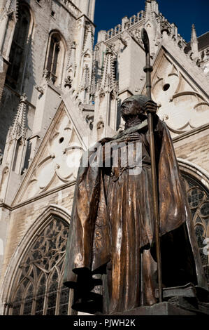 Die Kathedrale von St. Michael und St. Gudula und die Statue von Kardinal Mercier in Brüssel (Belgien, 22/10/2011) Stockfoto