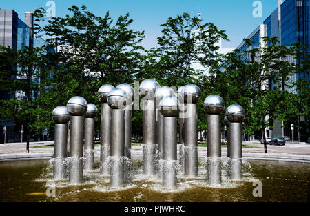 Pol Bury der Brunnen auf dem Boulevard du Roi Albert II in Saint-Josse-Ten-Noode, Brüssel (Belgien, 01/05/2011) Stockfoto