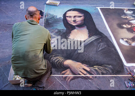 Florenz, Italien/April 23, 2017 - Street Künstler malt die Mona Lisa mit chaulk Stockfoto