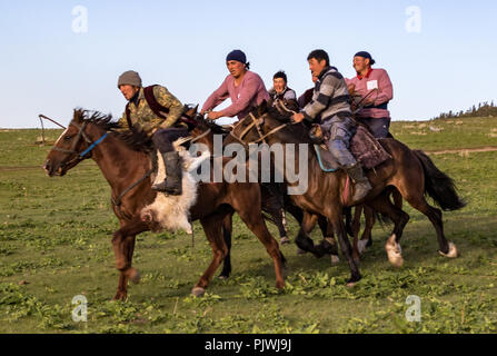 Issyk Kul, Kirgisistan/Mai 28, 2017 - buzkashi Spieler rennen auf das Ziel mit Ihren kopflosen Ziegen Stockfoto