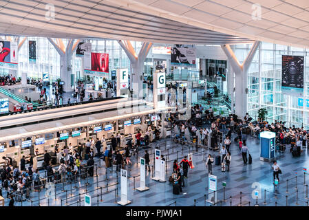 TOKYO, Japan - 20. JUNI 2018: Ein Teil von Haneda International Airport, verkauft alle Arten von Japa Stockfoto