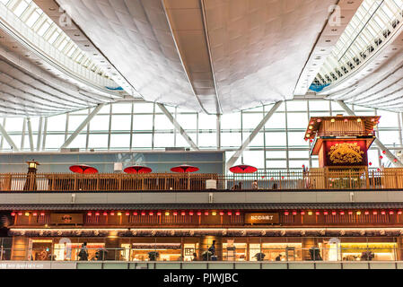 TOKYO, Japan - 20. JUNI 2018: Edo Markt in Tokio, Japan, am 26. November 2013. Ein Teil der Haneda International Airport, verkauft alle Arten von Japa Stockfoto