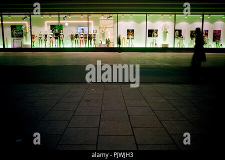 Nachtansicht der Galeria Inno Schaufenster in der Rue Neuve, Belgien, Brüssel Zentrum (15/11/2004) Stockfoto