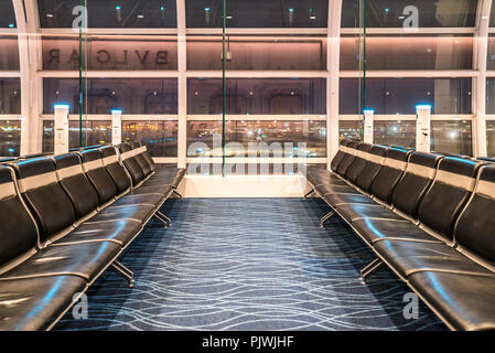 In der Lobby warten am Flughafen Haneda in Tokio, Japan Stockfoto