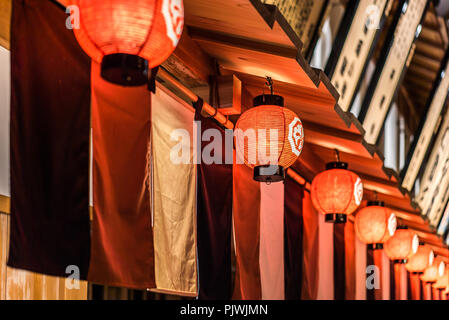 TOKYO, Japan - 20. JUNI 2018: Edo Markt in Tokio, Japan, am 26. November 2013. Ein Teil der Haneda International Airport, verkauft alle Arten von Japa Stockfoto