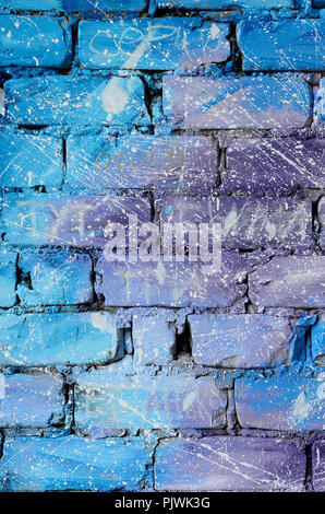 Die Struktur der alten Mauer, in Blau und Lila Farben mit achtlos spaced weißen Tropfen und Spritzer, dass die Sterne in der äußeren Visualisieren lackiert Stockfoto