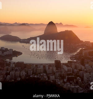 Luftaufnahme von Rio de Janeiro Stadt und Zuckerhut, Brasilien Stockfoto