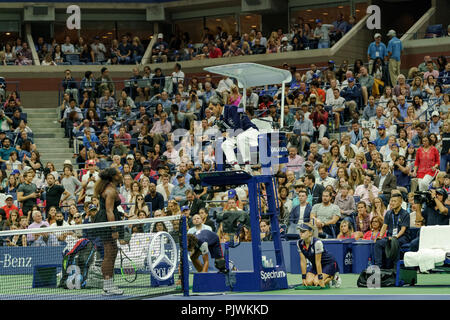 Serena Williams (USA) während der Endrunden der Frauen an den 2018 US Open Tennis. Stockfoto