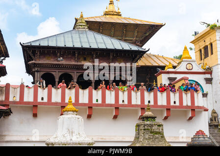Pashupatinath, Nepal - Juli 17, 2018: Blick über Pashupatinath, einem berühmten und heiligsten hinduistischen Tempel Komplex, am Ufer des Flusses Bagmati Stockfoto