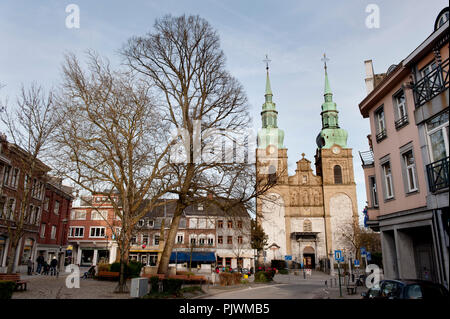 Vom Marktplatz und 18. Jahrhundert barocke Kirche St. Nikolaus in Eupen, Hauptstadt der Euregio Maas-Rhein und der Deutschsprachigen Gemeinschaft i Stockfoto