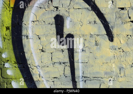 Die alte Mauer, in Farbe graffiti Zeichnung rot aerosol Farben gemalt. Hintergrundbild auf dem Thema der Zeichnung Graffiti und Street Art Stockfoto