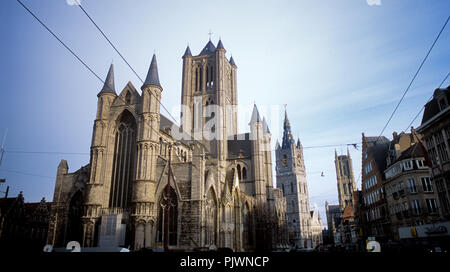 Die St. Nicolas Kirche und der Glockenturm auf dem Emile Braun Square in Gent (Belgien, 24/11/2007) Stockfoto