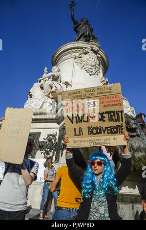 Paris, Ile de France, Frankreich. 8. Sep 2018. Eine Frau gesehen, die ein Plakat während des Protestes. Tausende von Menschen in einem Spaziergang protestieren anspruchsvolle Führer Aktion über den Klimawandel in Paris, Frankreich zu ergreifen. Credit: Charles Salle/SOPA Images/ZUMA Draht/Alamy leben Nachrichten Stockfoto