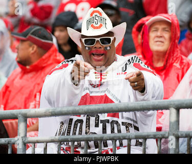 Columbus, Ohio, USA. 8. Sep 2018. Die Roßkastanie Kerl cheers auf seiner Mannschaft gegen Rutgers an den NCAA Football Spiel zwischen Rutgers and Ohio State Buckeyes am Ohio Stadium in Columbus, Ohio. Brent Clark/Cal Sport Media/Alamy leben Nachrichten Stockfoto