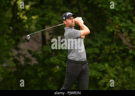 Pennsylvania, USA. Samstag, September 8, 2018: Webb Simpson Uhren sein T-Stück geschossen in der 4. Bohrung während der dritten Runde der BMW Championship an der Aronimink Golf Club in Newtown Square, Pennsylvania. Gregory Vasil/CSM Credit: Cal Sport Media/Alamy leben Nachrichten Stockfoto