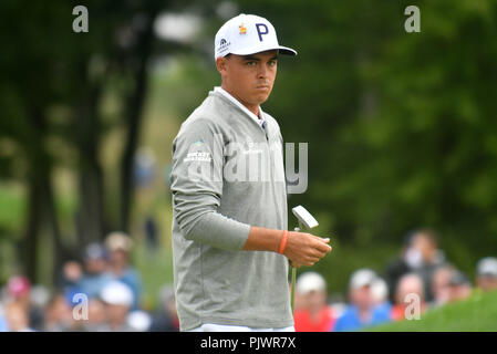 Pennsylvania, USA. Samstag, September 8, 2018: Rickie Fowler Spaziergänge am 8. grün während der dritten Runde der BMW Championship an der Aronimink Golf Club in Newtown Square, Pennsylvania. Gregory Vasil/CSM Credit: Cal Sport Media/Alamy leben Nachrichten Stockfoto