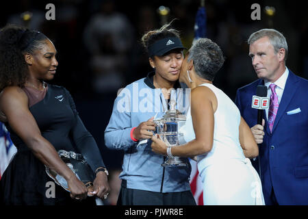 New York, USA. 8. Sep 2018. Naomi Osaka (2 L) von Japan erhält die Trophäe während der Preisverleihung nach dem Gewinn singles Frauen Finale gegen Serena Williams (1. L) der Vereinigten Staaten an die 2018 US Open Tennis Turnier in New York, USA, Sept. 8, 2018. Osaka gewann 2-0 im Finale. Credit: Wang Ying/Xinhua/Alamy leben Nachrichten Stockfoto