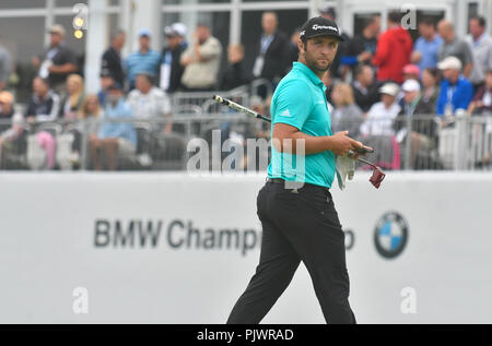 Pennsylvania, USA. Samstag, September 8, 2018: Jon Rahm Wanderungen aus dem 16 Grün während der dritten Runde der BMW Championship an der Aronimink Golf Club in Newtown Square, Pennsylvania. Gregory Vasil/CSM Credit: Cal Sport Media/Alamy leben Nachrichten Stockfoto