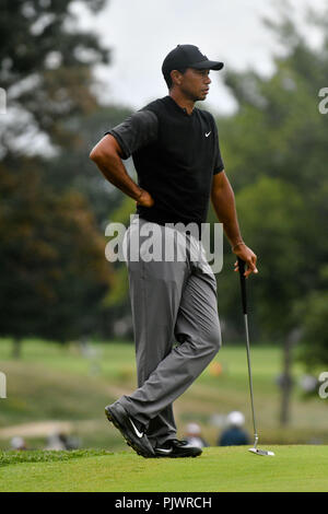 Pennsylvania, USA. Samstag, September 8, 2018: Tiger Woods steht auf dem 16 Grün während der dritten Runde der BMW Championship an der Aronimink Golf Club in Newtown Square, Pennsylvania. Gregory Vasil/CSM Credit: Cal Sport Media/Alamy leben Nachrichten Stockfoto