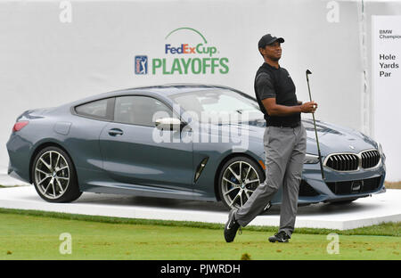 Pennsylvania, USA. Samstag, September 8, 2018: Tiger Woods Uhren sein T-Stück, das auf dem 17 Loch in der dritten Runde der BMW Championship an der Aronimink Golf Club in Newtown Square, Pennsylvania. Gregory Vasil/CSM Credit: Cal Sport Media/Alamy leben Nachrichten Stockfoto